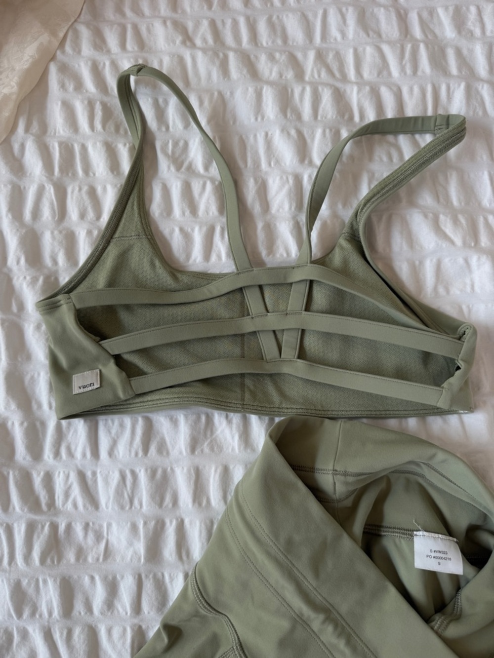 Vuori Activewear Set - Sports Bra & Leggings - Picture 4 of 5